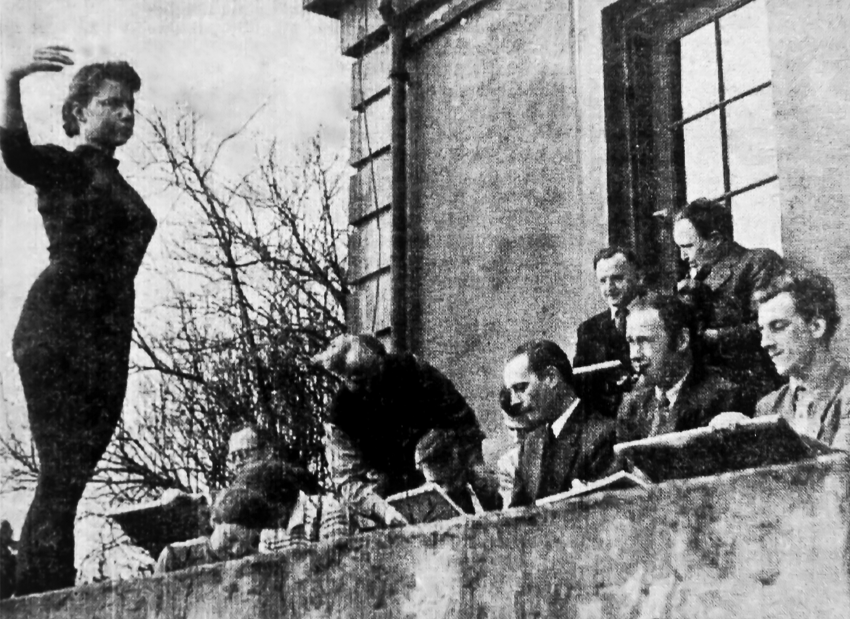 Harald Isenstein besøger Poul Rytters Maleskole i 1951 med den unge Paul Cederdorff