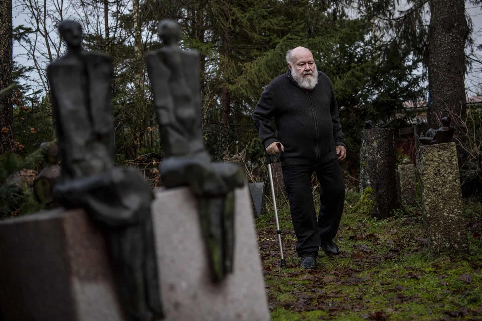 Paul Cederdorff i haven blandt skulpturer